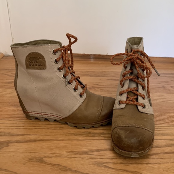 Gently worn Sorel Wedge Booties! Great treads for winter! - Picture 3 of 5